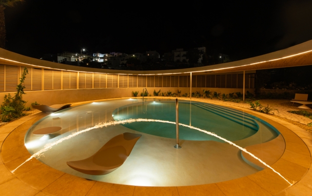 Κυκλική πισίνα με τοίχο περίφραξης σε ξενοδοχείο