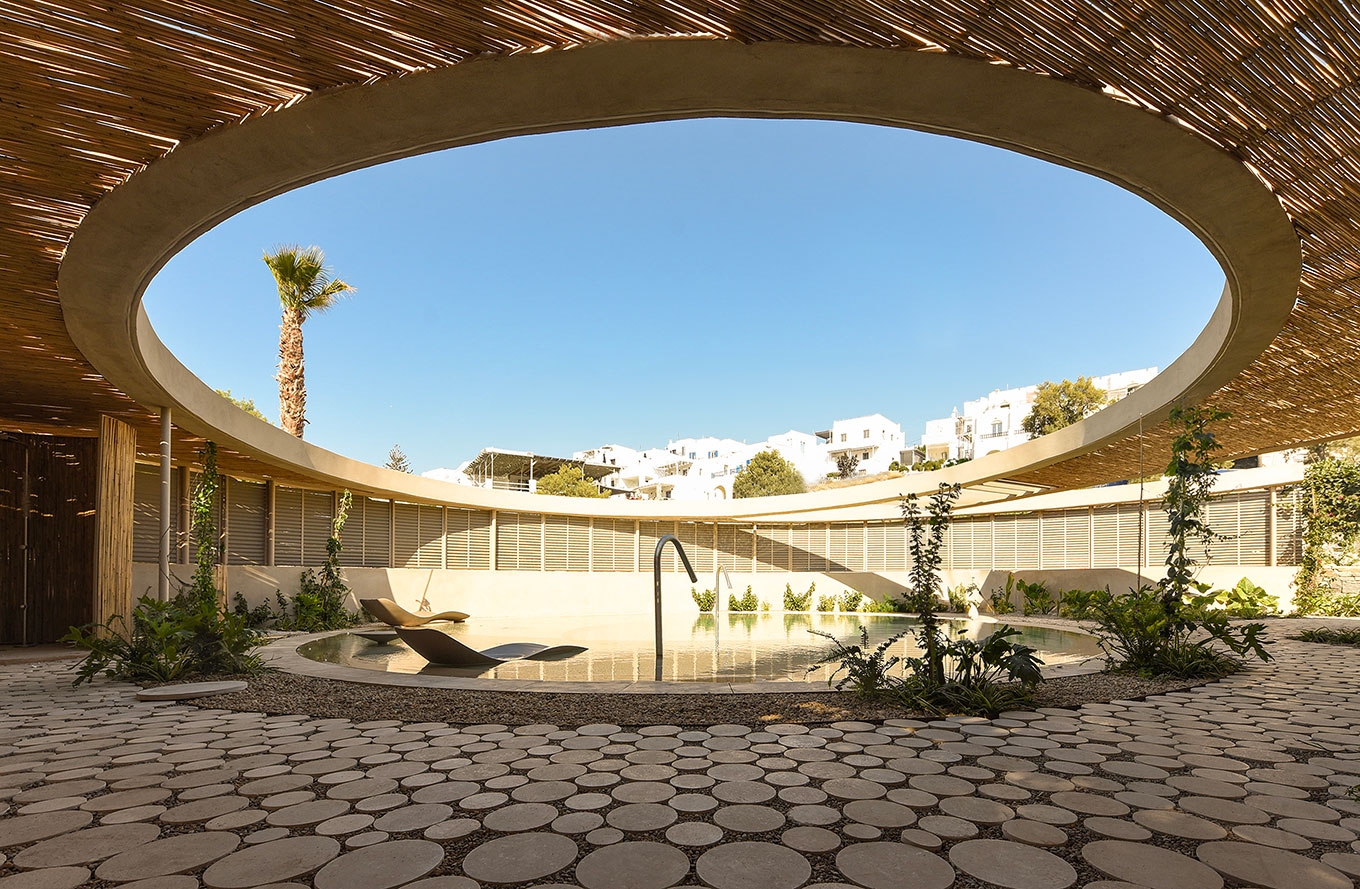 "Avant Mar 5 Star Hotel Resort", κυβικοί και κυλινδρικοί όγκοι σε μια σύγχρονη ερμηνεία του παριανού τοπίου