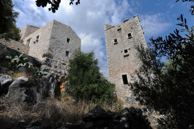 Αναστήλωση πυργόσπιτου στη Μάνη