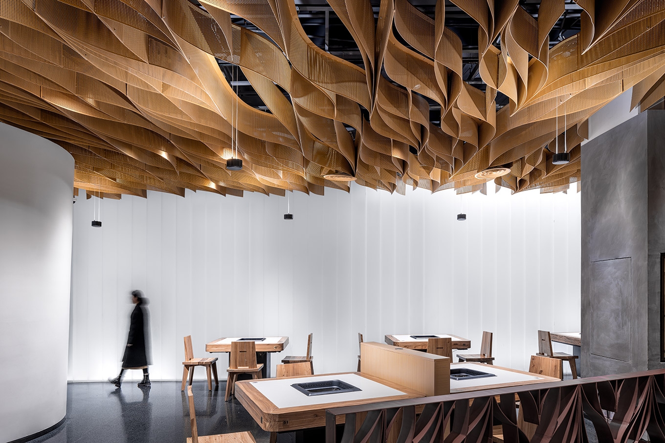 Οργανική οροφή από μεταλλικά πετάσματα σε εστιατόριο στην Κίνα