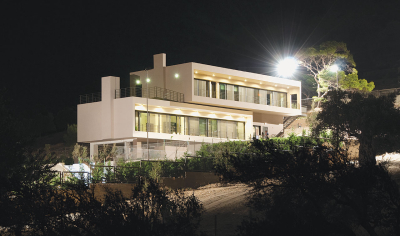 Διπλοκατοικία  στον Κουβαρά Αττικής