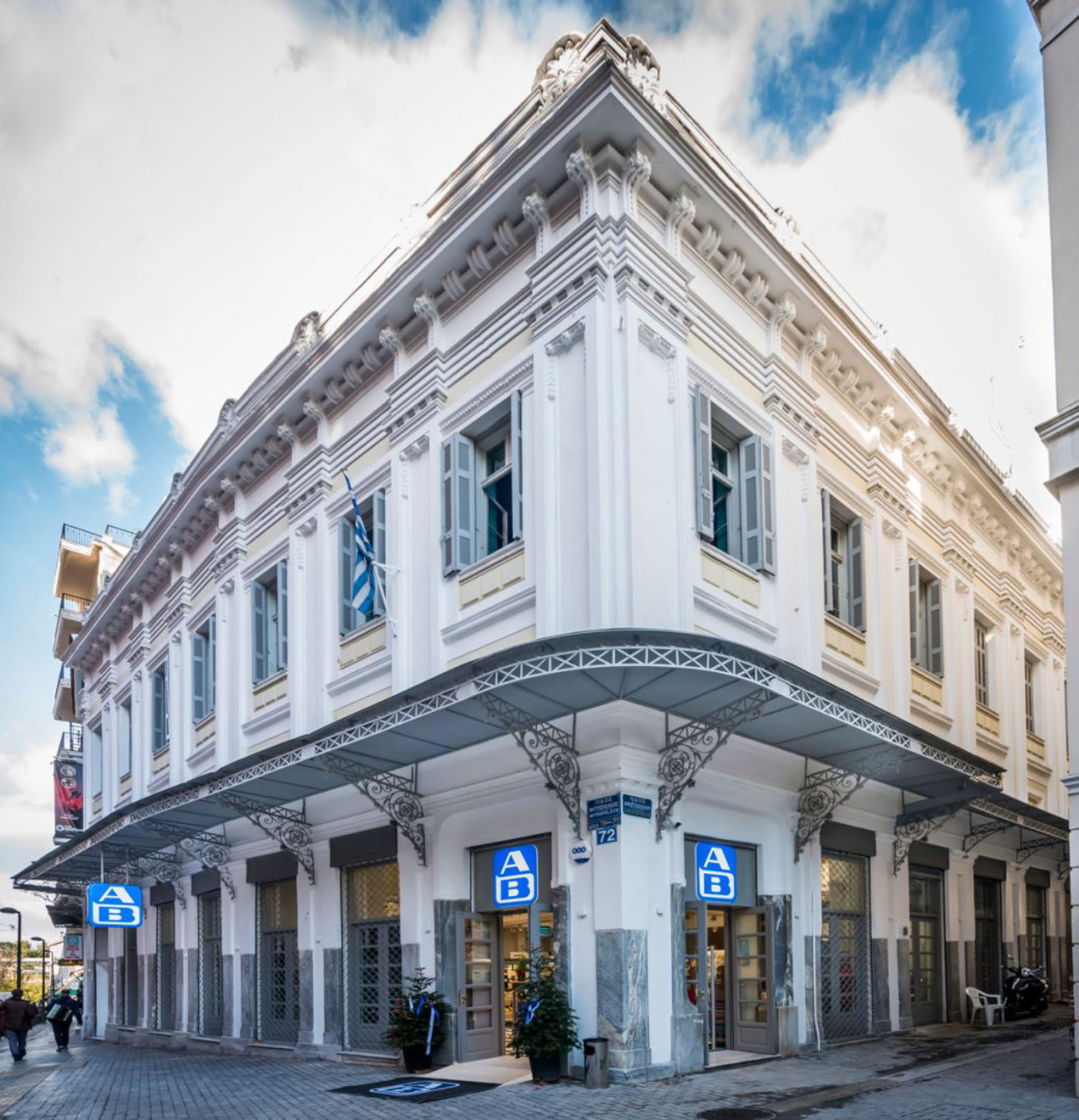 Κατάστημα τροφίμων σε διατηρητέο κτίριο στην Αθήνα