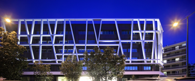 Ανακαίνιση κτιρίου γραφείων με ανάρτηση δεύτερης διάτρητης επιδερμίδας