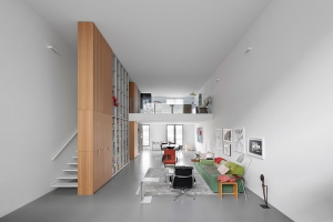 Σκάλα - βιβλιοθήκη σε διαμέρισμα στο Άμστερνταμ