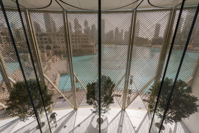 Σκίαστρα από ανθρακονήματα στο νέο κατάστημα της Apple στο Dubai