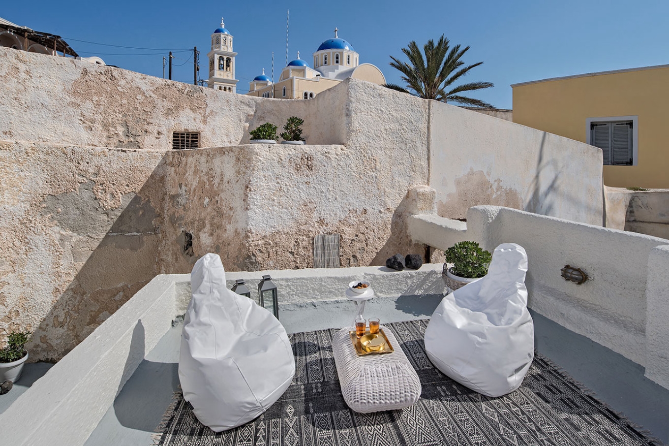 Reconstruction of an old mansion to a boutique hotel in Santorini