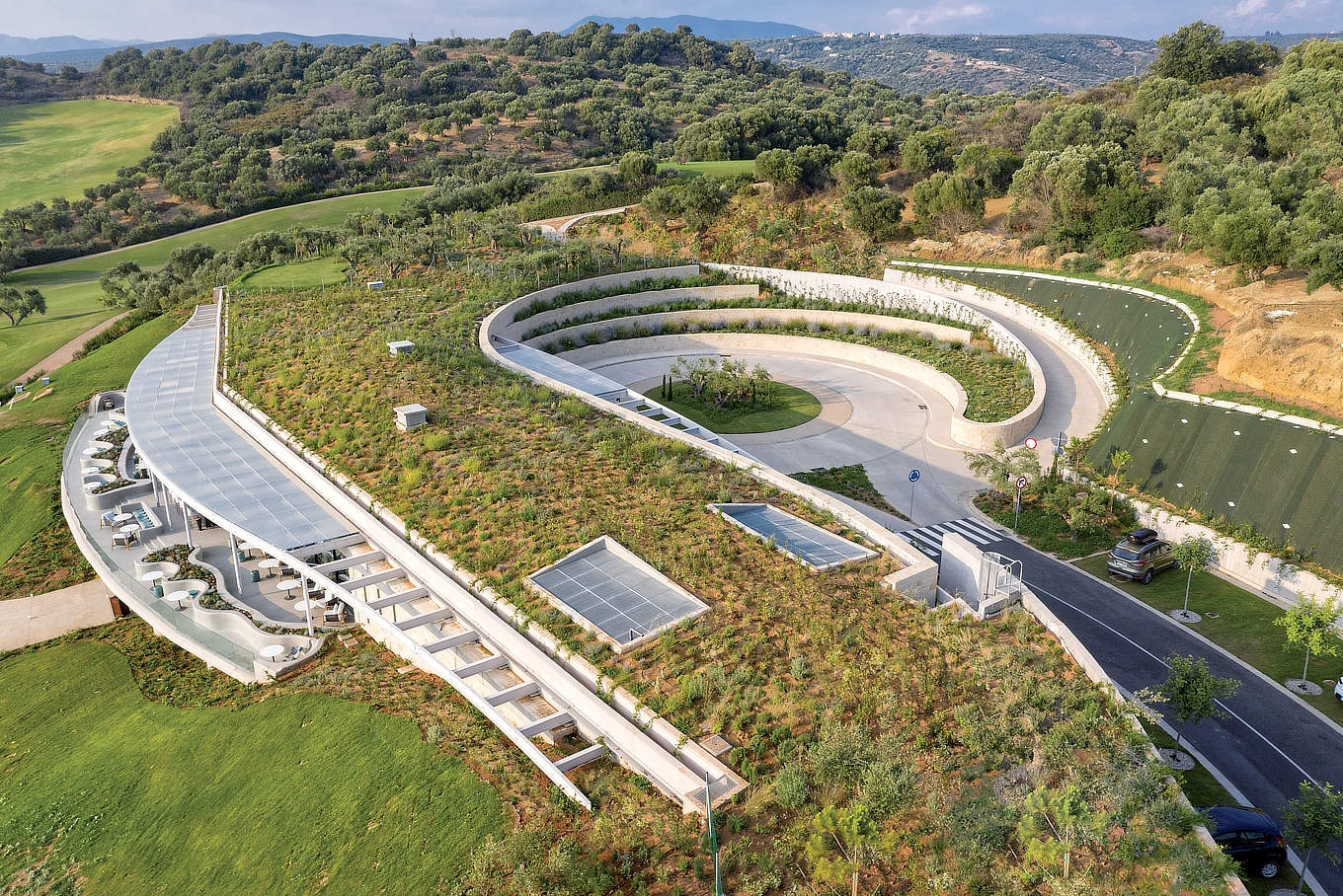"THE BAY CLUBHOUSE", υπόσκαφο κτίριο στο γήπεδο της Costa Navarino