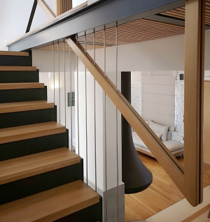 Εσωτερική μεταλλική σκάλα σε κατοικία στην Ελούντα