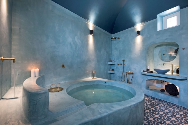 Μπάνιο σε boutique hotel στη Σαντορίνη