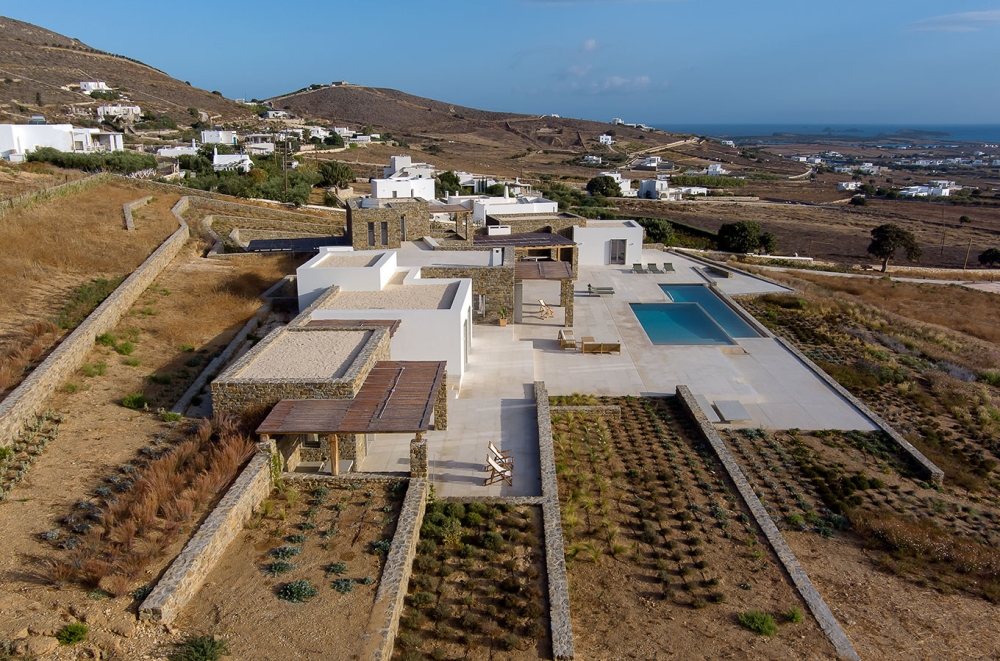 Υπαίθριος χώρος σε επικλινές οικόπεδο σε κατοικία στην Πάρο