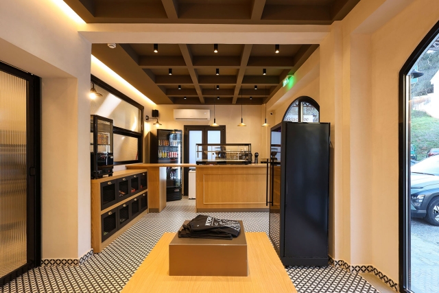 Meteora Store: Σύγχρονο café εμπνευσμένο από το τοπίο και τη γεωμετρία των βράχων
