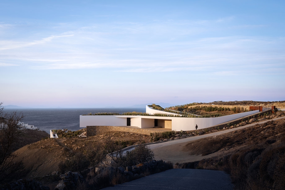"Aimasia Residence" Προσαρμογή στο τοπίο ακολουθώντας τις καμπύλες του εδάφους
