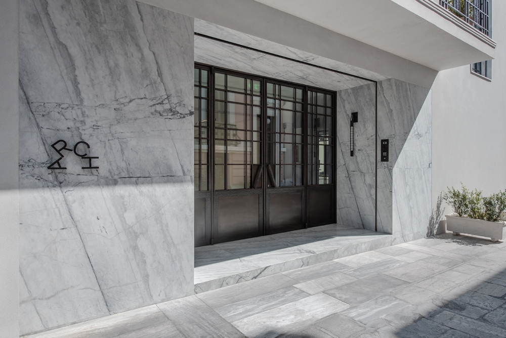 Διαμόρφωση εισόδου με νεοκλασικά και art deco στοιχεία