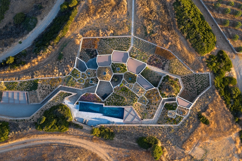 "The hourglass corral", country house in Mylos