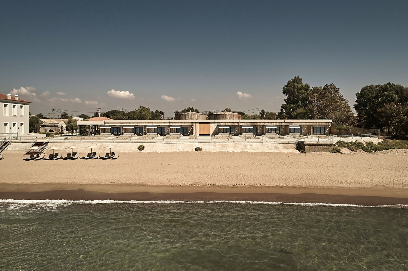 Ξενοδοχείο "Dexamenes Seaside" σε κέλυφος εργοστασίου