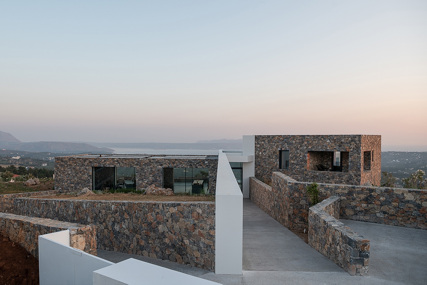 Τουριστική κατοικία στην Κρήτη. Γεωμετρία και υλικά σε αρμονία με το τοπίο