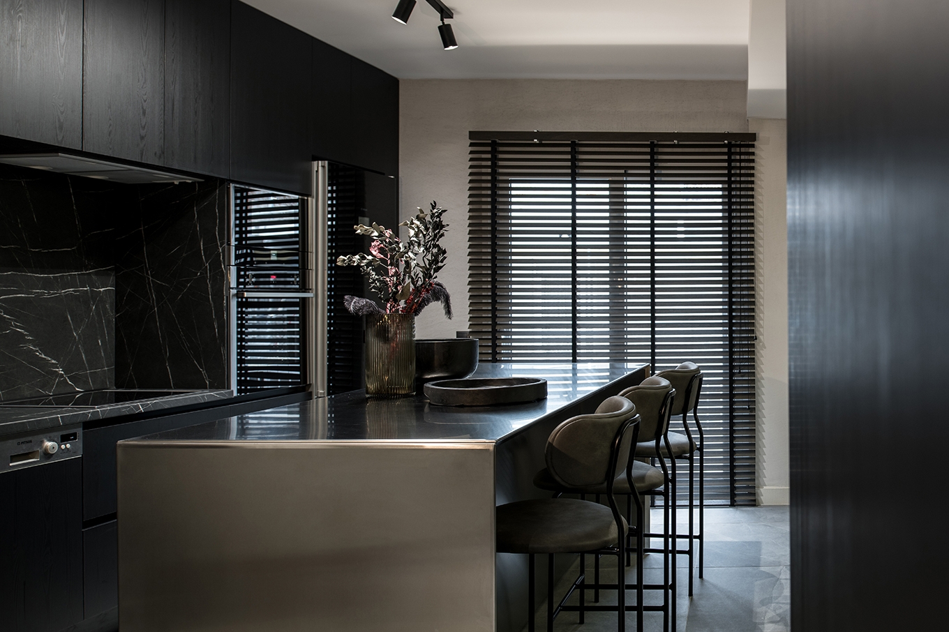 "A dark hued flat" ολική ανακαίνιση διαμερίσματος στις Σέρρες