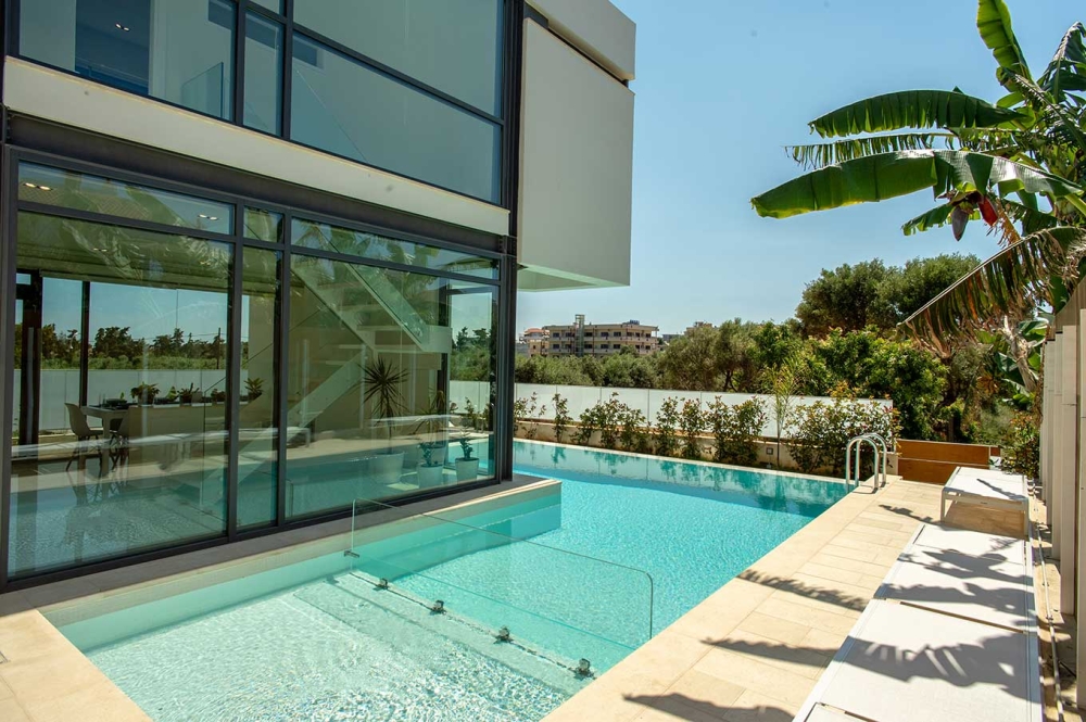 Όγκος εν προβόλω με γυάλινο δάπεδο πάνω από πισίνα